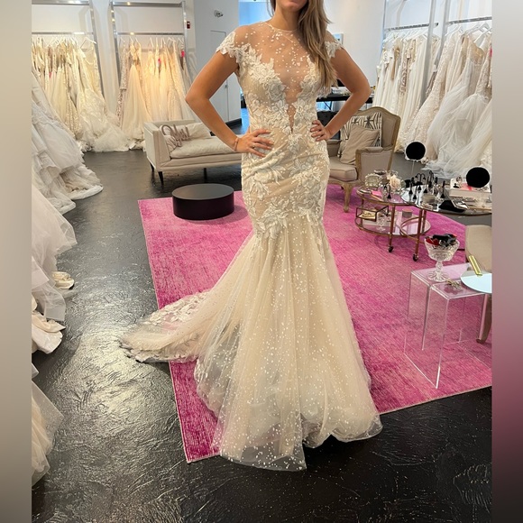 Berta Wedding Dress - 100% authentic - Picture 4 of 8